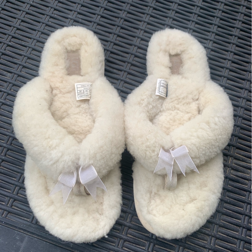 UGG Cozy Cream Sheepskin Slippers NWOT